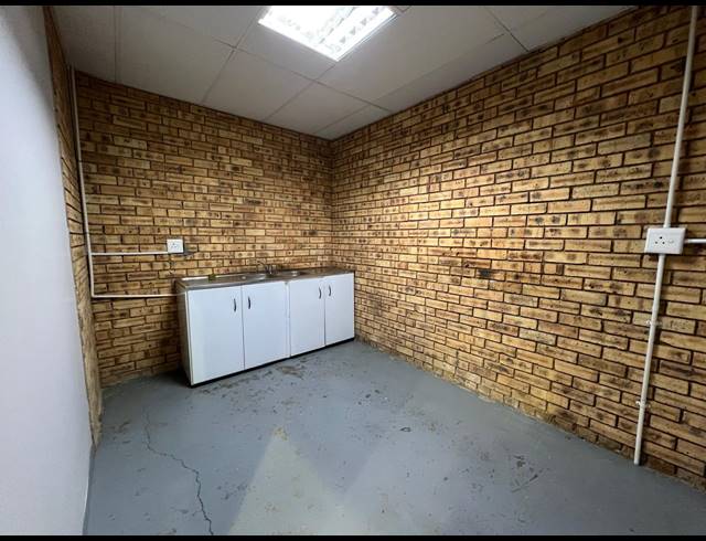 472M² WAREHOUSE TO LET IN LASER PARK